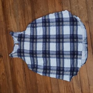 Cute Old Navy tank. Button and key hole detail on back